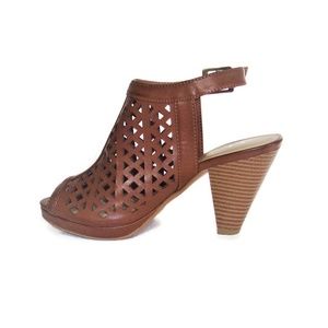 Chinese Laundry Laser Cut Heeled Sandal 7.5M